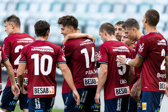 Örgrytes Daniel Paulson jublar med lagkamrater