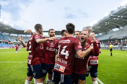 Örgrytes Daniel Paulson jublar med lagkamrater