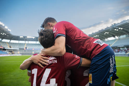 Örgrytes Jonathan Azulay jublar med lagkamrater
