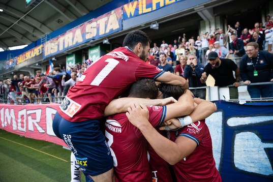 Örgrytes Isak Dahlqvist jublar med lagkamrater
