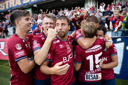 Örgrytes Isak Dahlqvist jublar med lagkamrater