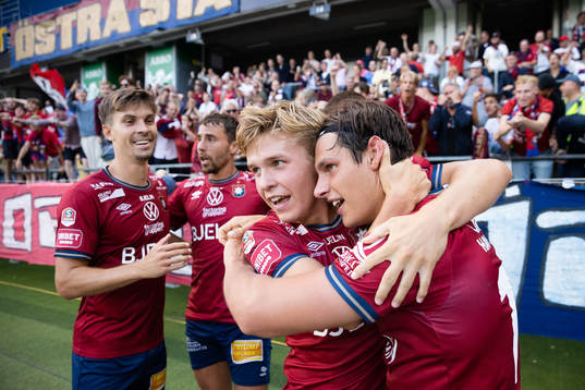 Örgrytes Isak Dahlqvist jublar med lagkamrater