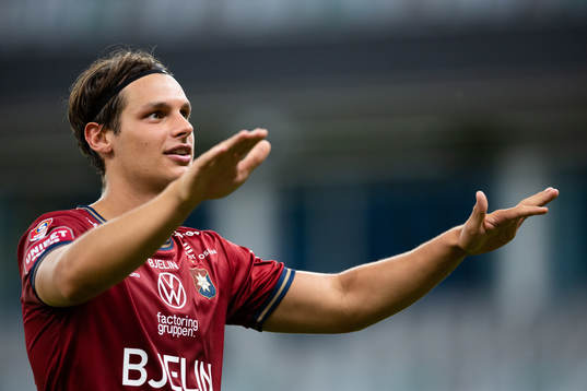 Örgrytes Kevin Ackermann jublar med klacken
