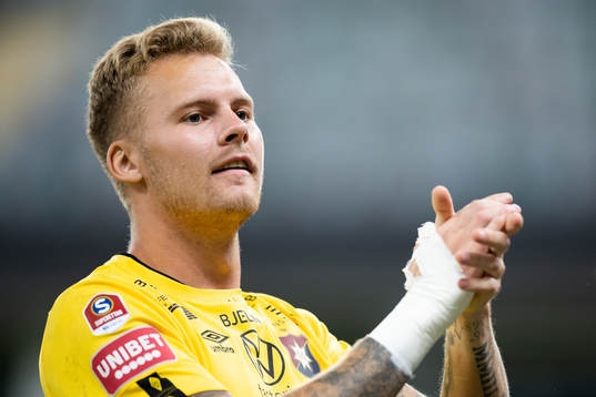 Örgrytes målvakt Robin Wallinder jublar med klacken