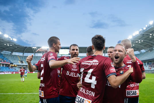 Örgrytes Daniel Paulson jublar med lagkamrater
