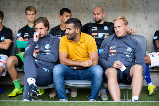Norrbys tränare Mak Lind i mitten på bänken innan