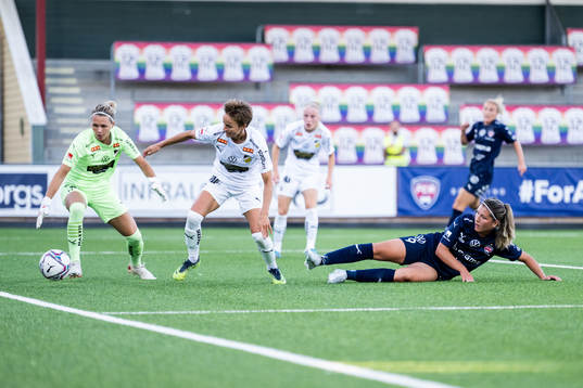 FC Rosengårds Loreta Kullashi och Häckens målvakt