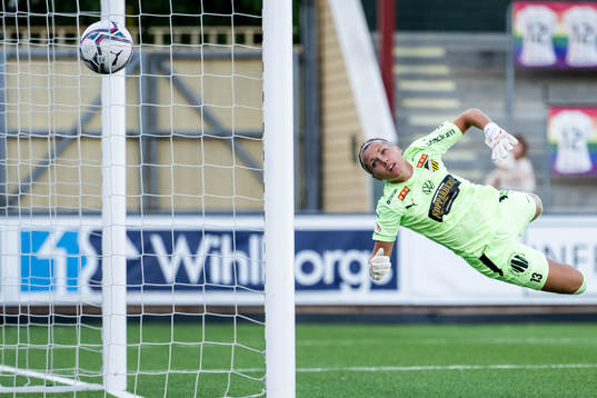 FC Rosengårds Rebecca Knaak (ej i bild) gör 1-0 bakom
