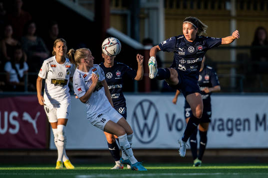 Häckens Anna Sandberg och FC Rosengårds Loreta Kullashi