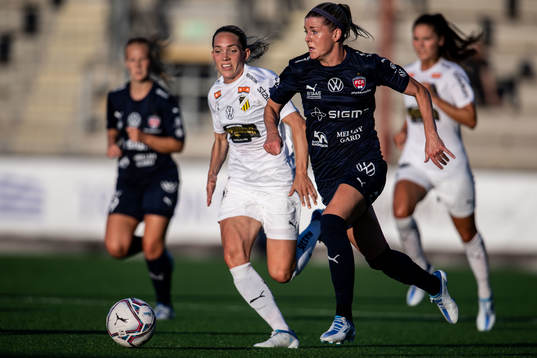 Häckens Elin Rubensson och FC Rosengårds Olivia Schough