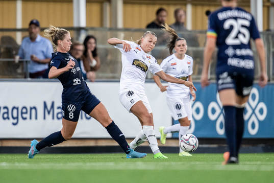 FC Rosengårds Rebecca Knaak och Häckens Stine Larsen