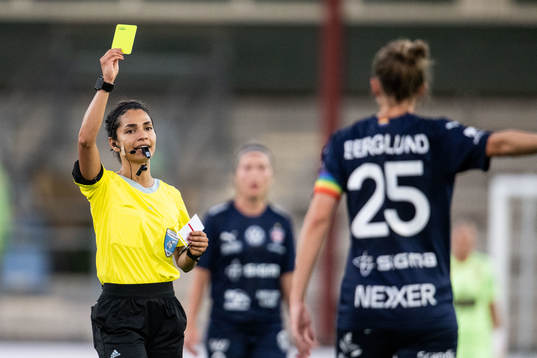 FC Rosengårds Emma Berglund tilldelas gult kort av domare