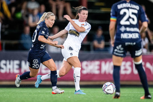 FC Rosengårds Mia Persson och Häckens Pauline Hammarlund