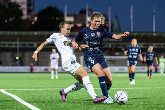 Häckens Dora Zeller och FC Rosengårds Loreta Kullashi