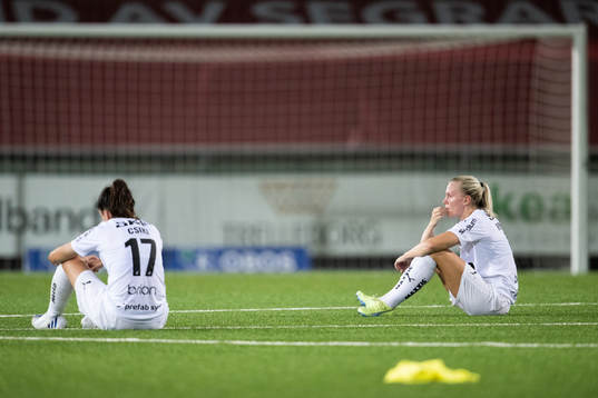 Häckens Josefine Rybrink och Anna Julia Csiki deppar