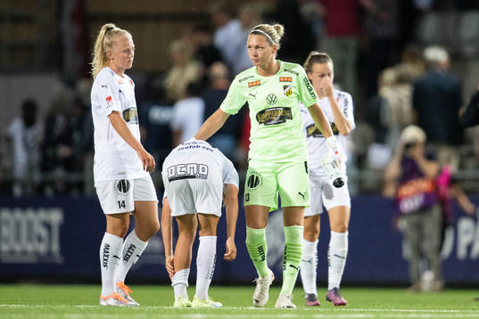 Häckens Molly Johansson och målvakt Jennifer Falk deppar