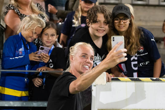 Rosengårds Caroline Seger tar selfie med publiken
