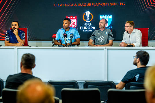 Isaac Kiese Thelin and head coach and sport director