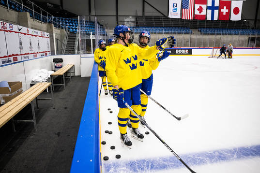 Sara Hjalmarsson and Olivia Carlsson of the Swedish women's