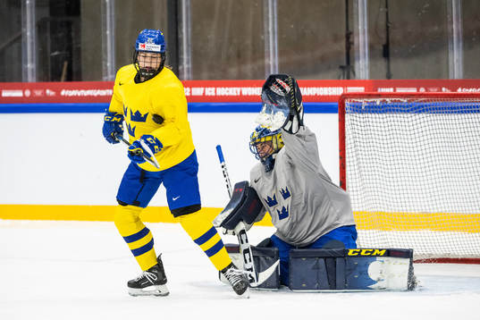 Hanna Thuvik and goaltender Ida Boman of the Swedish