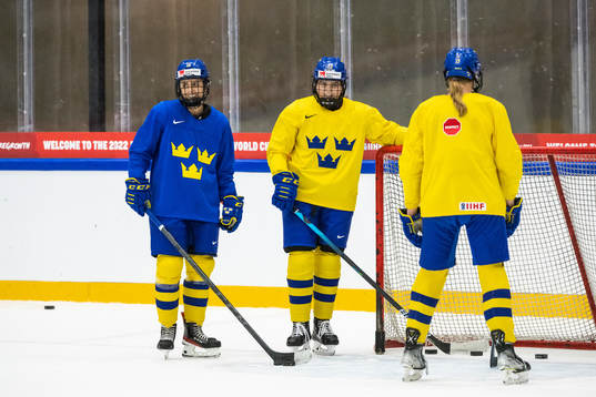Linnea Johansson and Hanna Thuvik of the Swedish women's