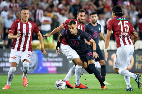 Erdoğan Yeşilyurt of Sivasspor and Veljko Birmancevic of