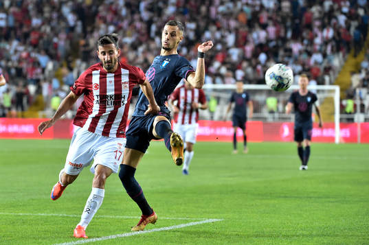 Erdoğan Yeşilyurt of Sivasspor and Veljko Birmancevic of