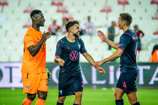 Goalkeeper Ismael Diawara, Moustafa Zeidan and Niklas