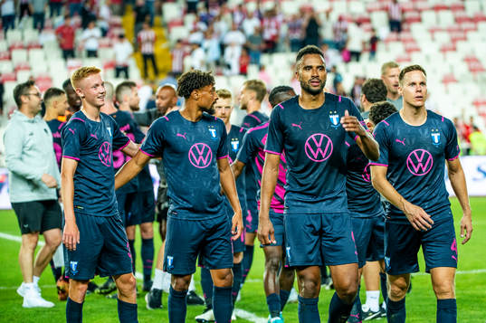 Isaac Kiese Thelin and the team of Malmö FF celebrates
