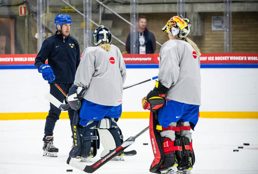 Ola Kahem, goaltender coach of Sweden at a practice session