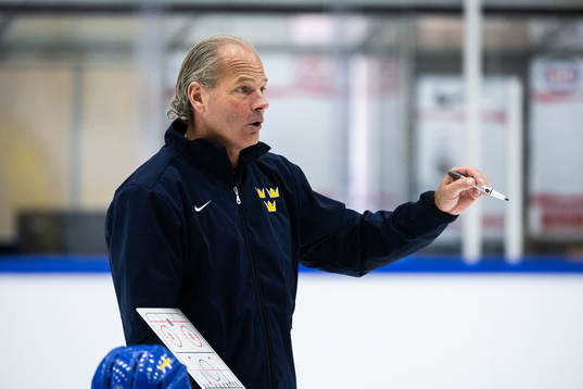 Andreas Spångberg, assistant coach of Sweden at a practice