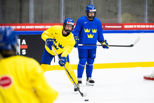 Olivia Carlsson and Emma Murén of Sweden at a practice