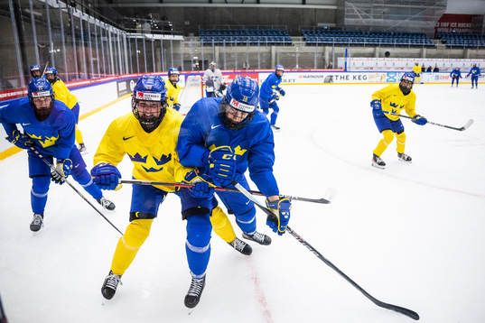 Olivia Carlsson and Jenny Antonsson of Sweden at a practice