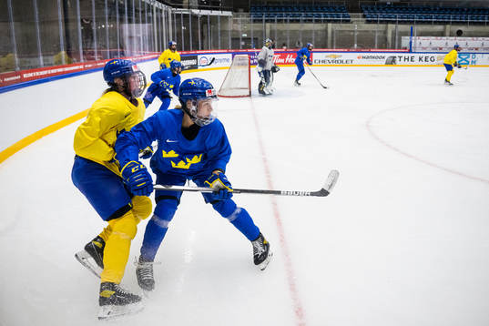 Olivia Carlsson and Ebba Berglund of Sweden at a practice
