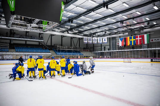 Players of Sweden at a practice session