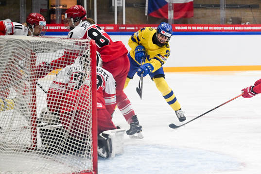 Hanna Olsson of Sweden scores 1-1