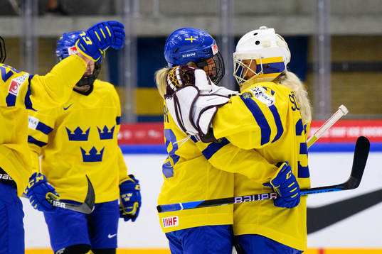 Mina Waxin and goaltender Emma Söderberg celebrate