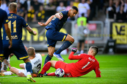 Nabil Bahoui of AIK against goalkeeper Filip Nguyen of