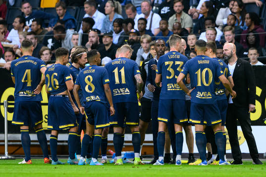 Players of AIK gather around head coach Henok Goitom