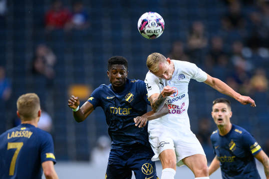 Josafat Mendes of AIK and Ondrej Mihálik of Slovacko