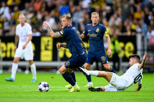 John Guidetti of AIK and Michal Trávník of Slovacko