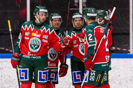 Frölundas Mats Rosseli Olsen jublar med lagkamrater