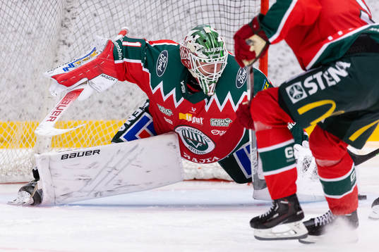 Frölundas målvakt Lars Johansson räddar ett avslut