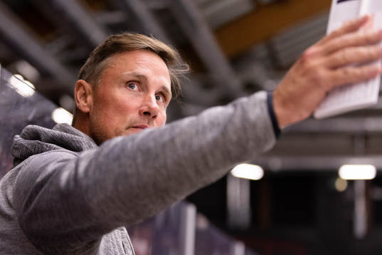 Frölundas tränare Roger Rönnberg innan  träningsmatchen