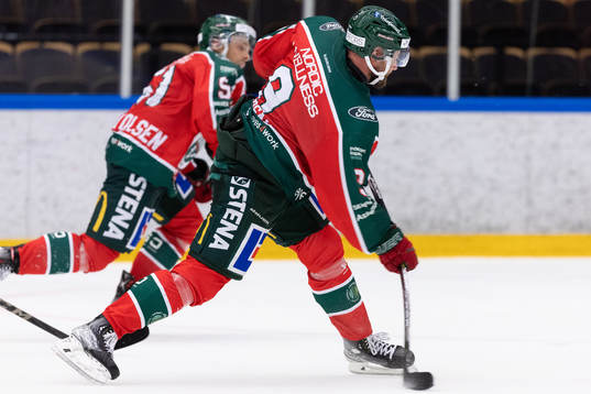 Frölundas Jan Mursak skjuter ett skott