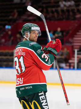 Frölundas Nicklas Lasu innan träningsmatchen i ishockey