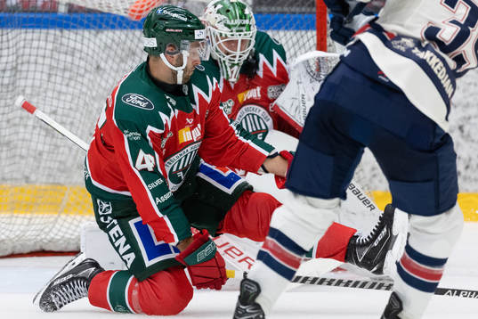Frölundas Petteri Lindbohm försöker täcka skott