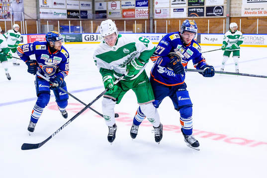 Rögles Theodor Niederbach blir tacklad av Växjös Martin