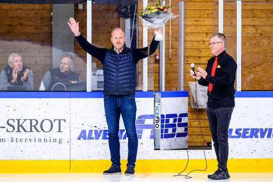 s klubbchef Johan Lindbom uppmärksammas före