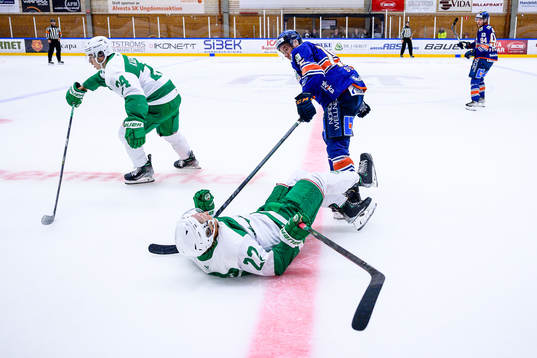 Rögles Samuel Jonsson tacklas av Växjös Dan Sexton
